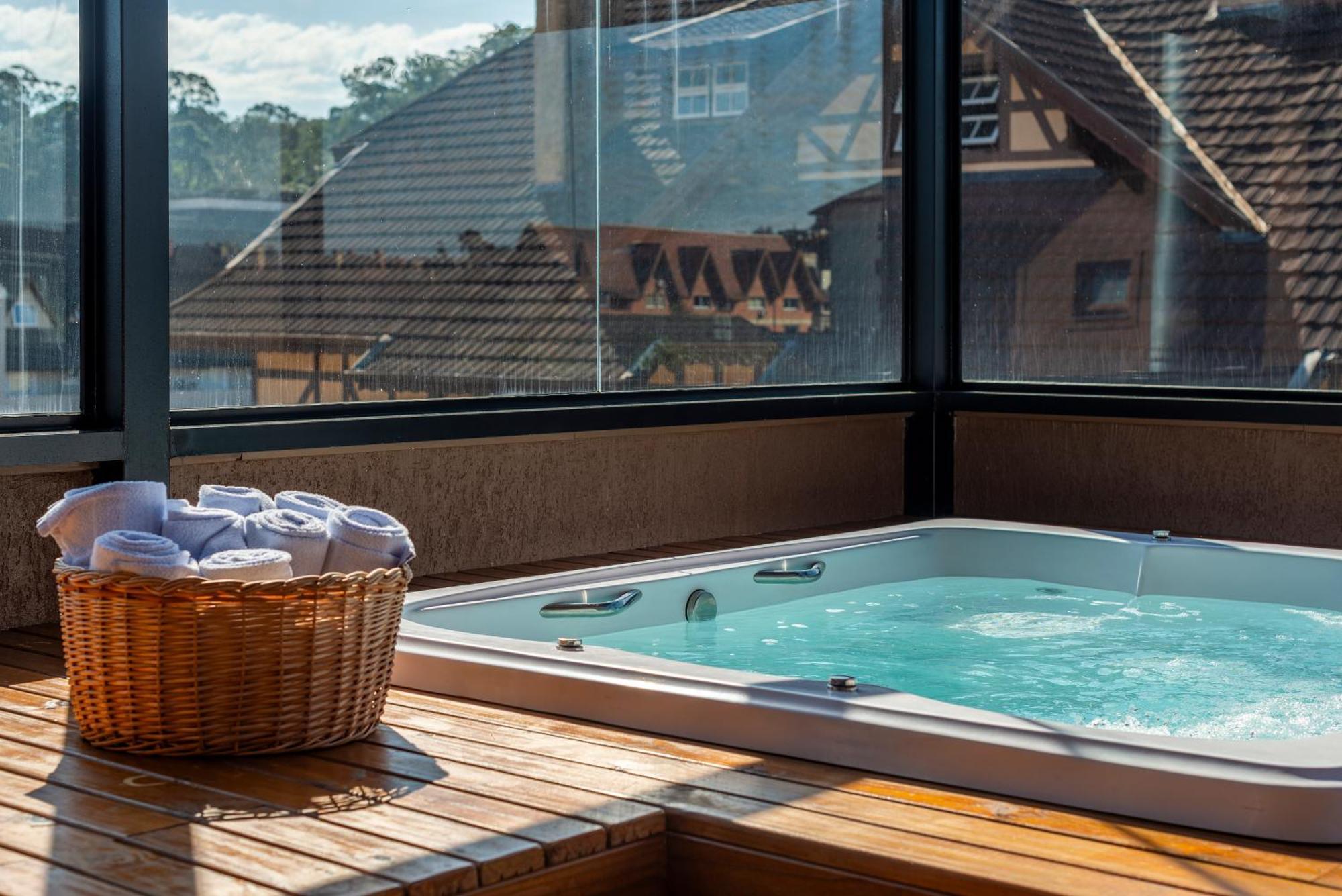 Hotel Laghetto Stilo Centro Gramado Ngoại thất bức ảnh A hot tub