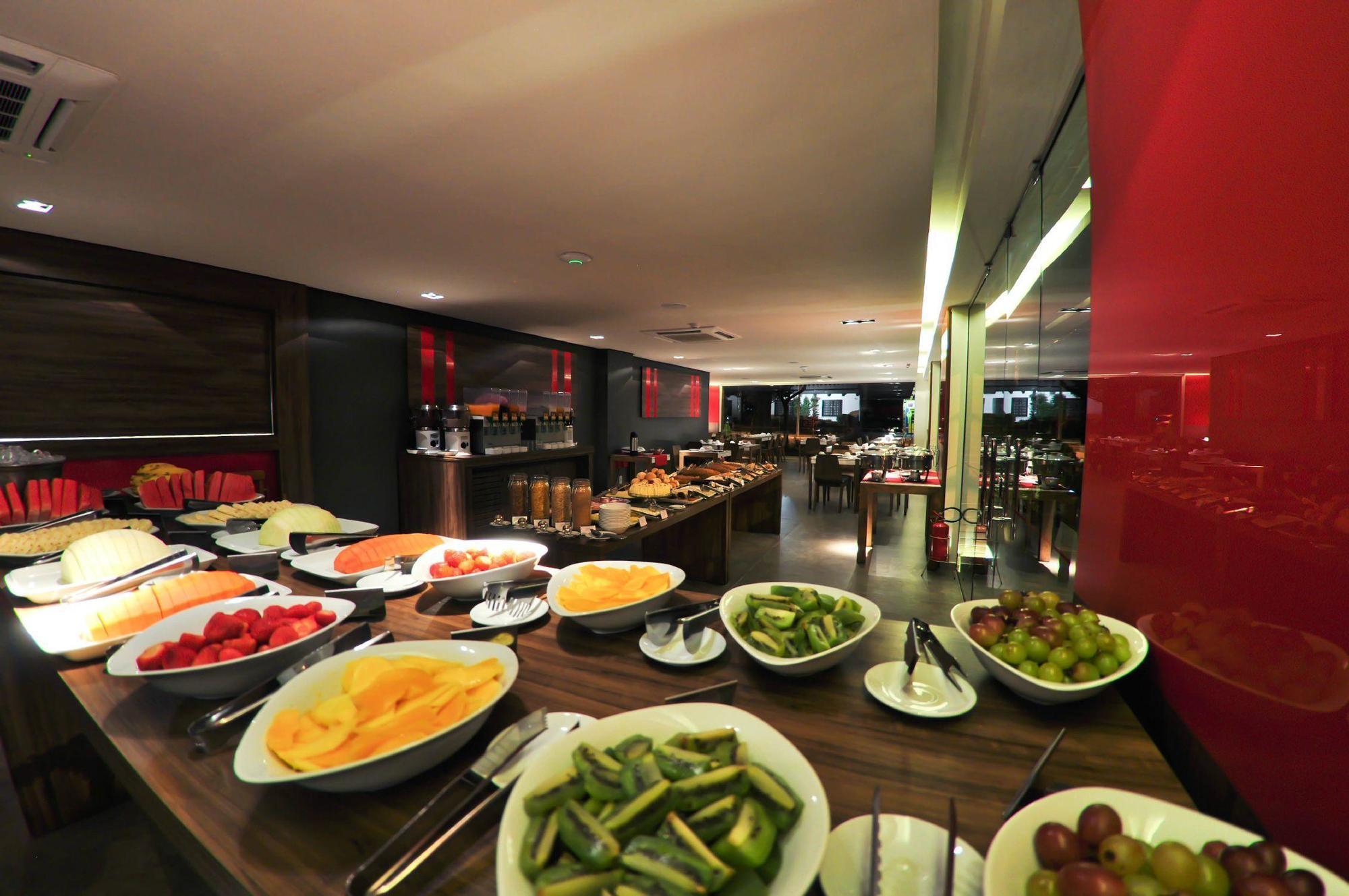 Hotel Laghetto Stilo Centro Gramado Ngoại thất bức ảnh A buffet at a hotel